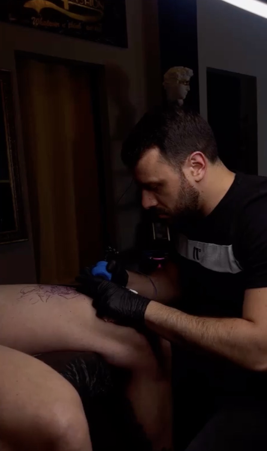 Robert Bravar tattooing